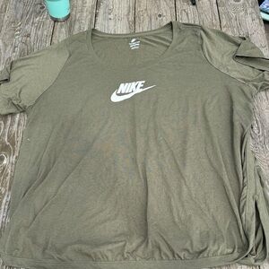 Nike women’s olive crew neck loose fit with broad round hem size 3X